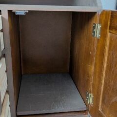 引き出し付き棚の画像