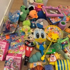 子供のおもちゃ大量　の画像
