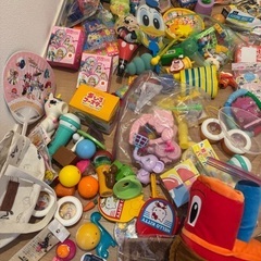 子供のおもちゃ大量　の画像