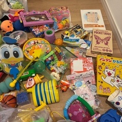 子供のおもちゃ大量　の画像