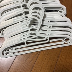 美品 カインズ 子供 キッズ 滑り止め付き ハンガー プラスチック 50本の画像