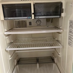 【HITACHI】レトロな大型冷蔵庫の画像