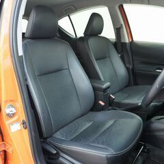 レザーシートで珍しいカラーです！トヨタ　アクア！の画像