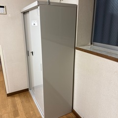 【ほぼ未使用】スチール棚/扉・鍵付き/組み立て式　　　の画像