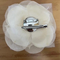【美品】ホワイト花モチーフ　ブローチ　コサージュの画像