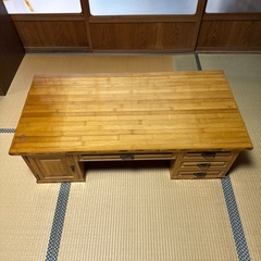 材質が竹で出来た学習机かな？の画像