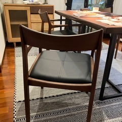 4脚の無垢のクルミ材ダイニングチェア。状態は非常に良い。の画像