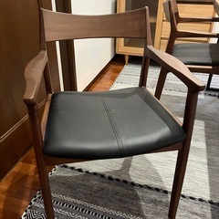 4脚の無垢のクルミ材ダイニングチェア。状態は非常に良い。の画像