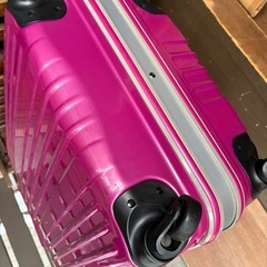ピンク ハードシェル キャリーケース 4輪の画像
