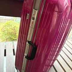 ピンク ハードシェル キャリーケース 4輪の画像