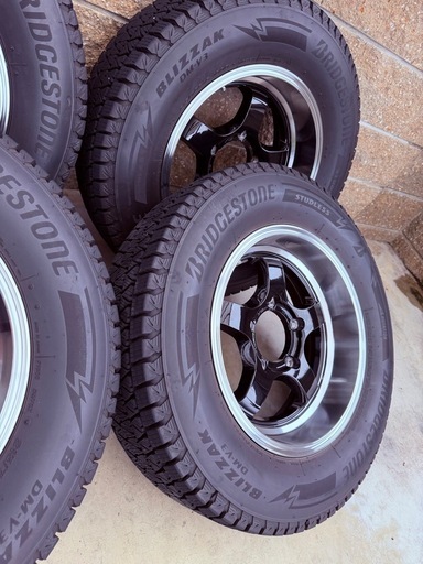ジムニーシエラ（JB74）用　 深リムホイール スタッドレス  ブリヂストン
DM-V3 215/70R16