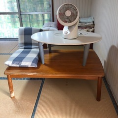 テーブル×2   扇風機×1   椅子×1の画像