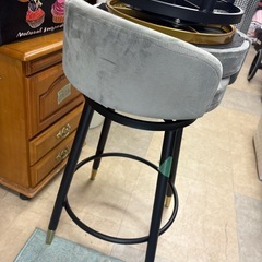 美品　背もたれ付きスイベルバースツール　２つセット　布貼り　高さ65cmカウンター椅子の画像
