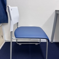 会議用テーブルと椅子4脚セットの画像