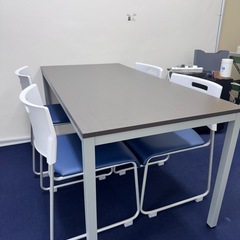 会議用テーブルと椅子4脚セットの画像