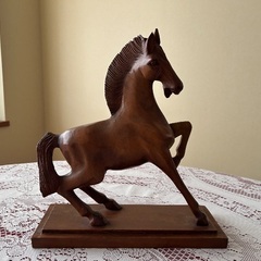 沖縄紅型と木製、馬オブジェの画像