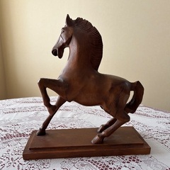 沖縄紅型と木製、馬オブジェの画像