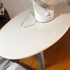 テーブル×2   扇風機×1   椅子×1の画像