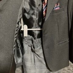 黒いフォーマルスーツ チェック柄パンツとネクタイ付き　サムライブルー　130cmの画像