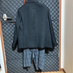 黒いフォーマルスーツ チェック柄パンツとネクタイ付き　サムライブルー　130cmの画像