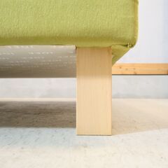 IDEE(イデー)のTURBOT(チュルボ)シングルベッドです。明るいカラーがアクセントになるシンプルな張り込み型のベッドフレーム。ヘッドボードのないミニマルなデザインはお部屋をスッキリとした印象に♪の画像