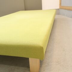 IDEE(イデー)のTURBOT(チュルボ)シングルベッドです。明るいカラーがアクセントになるシンプルな張り込み型のベッドフレーム。ヘッドボードのないミニマルなデザインはお部屋をスッキリとした印象に♪の画像