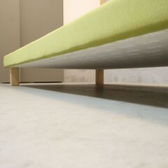 IDEE(イデー)のTURBOT(チュルボ)シングルベッドです。明るいカラーがアクセントになるシンプルな張り込み型のベッドフレーム。ヘッドボードのないミニマルなデザインはお部屋をスッキリとした印象に♪の画像