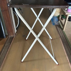 折りたたみテーブルの画像
