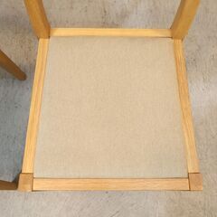 人気の無印良品(MUJI)のオーク無垢材を使用したダイニングチェアー2脚セットです！！北欧モダンスタイルなどナチュラルテイストにおススメの木製椅子は2人暮らしにもぴったりです♪の画像