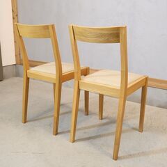 人気の無印良品(MUJI)のオーク無垢材を使用したダイニングチェアー2脚セットです！！北欧モダンスタイルなどナチュラルテイストにおススメの木製椅子は2人暮らしにもぴったりです♪の画像