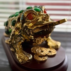 【金運爆上げ！】宝石輝く豪華三脚蛙（中国製）迫力の風水置物・新潟市中央区手渡し限定の画像