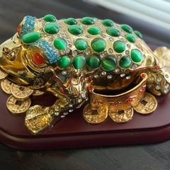 【金運爆上げ！】宝石輝く豪華三脚蛙（中国製）迫力の風水置物・新潟市中央区手渡し限定の画像