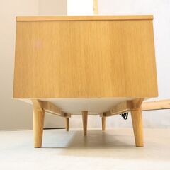 KEYUCA(ケユカ)で取り扱われていた、オーク材を使用したタビーテレビボードです。丸みを帯びた脚部とナチュラル感が魅力のローボード。北欧スタイルのレトロなデザインがアクセントに♪の画像