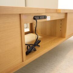 KEYUCA(ケユカ)で取り扱われていた、オーク材を使用したタビーテレビボードです。丸みを帯びた脚部とナチュラル感が魅力のローボード。北欧スタイルのレトロなデザインがアクセントに♪の画像