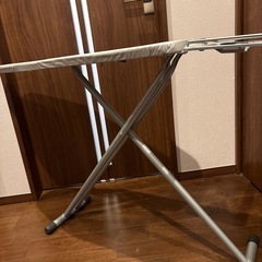 8段階のスタンド式　アイロン台（折りたたみ可能）の画像
