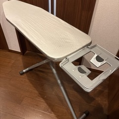 8段階のスタンド式　アイロン台（折りたたみ可能）の画像