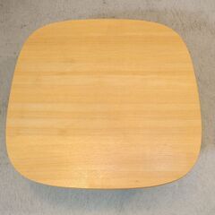 人気の無印良品(MUJI)のタモ材 正方形こたつテーブルです。木のナチュラルな質感を活かしたシンプルなデザイン。薄いフラットヒーターで炬燵の中は広く使え、暖かい季節はローテーブルとしても♪ の画像