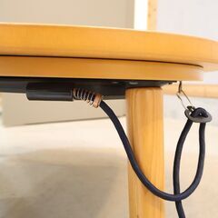 人気の無印良品(MUJI)のタモ材 正方形こたつテーブルです。木のナチュラルな質感を活かしたシンプルなデザイン。薄いフラットヒーターで炬燵の中は広く使え、暖かい季節はローテーブルとしても♪ の画像