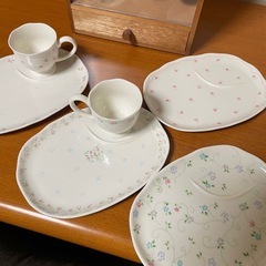 カラトリーボックスとモーニングカップと皿の画像