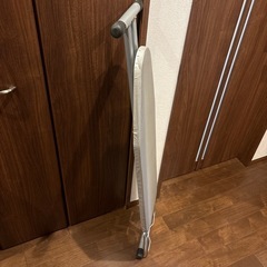 8段階のスタンド式　アイロン台（折りたたみ可能）の画像