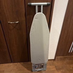 8段階のスタンド式　アイロン台（折りたたみ可能）の画像