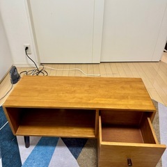 木製のテレビ台の画像