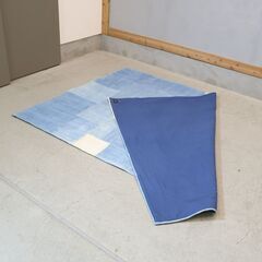 CRASHGATE(クラッシュゲート)のデニムパッチラグ。コットンで織りあげたブルーカラーの生地を異なるトーンでランダムにつなぎ合わせたユニークなデザイン。西海岸やヴィンテージテイストに◎/RugRuの画像