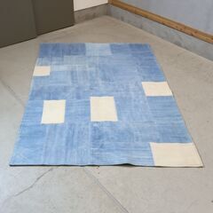 CRASHGATE(クラッシュゲート)のデニムパッチラグ。コットンで織りあげたブルーカラーの生地を異なるトーンでランダムにつなぎ合わせたユニークなデザイン。西海岸やヴィンテージテイストに◎/RugRuの画像