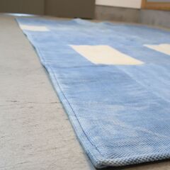CRASHGATE(クラッシュゲート)のデニムパッチラグ。コットンで織りあげたブルーカラーの生地を異なるトーンでランダムにつなぎ合わせたユニークなデザイン。西海岸やヴィンテージテイストに◎/RugRuの画像