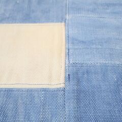 CRASHGATE(クラッシュゲート)のデニムパッチラグ。コットンで織りあげたブルーカラーの生地を異なるトーンでランダムにつなぎ合わせたユニークなデザイン。西海岸やヴィンテージテイストに◎/RugRuの画像