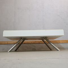 北欧デンマークのブランドBoConcept(ボーコンセプト)のChiva コーヒーテーブルです。天板下にはビルドインストレージがあり大容量の収納スペースに。ロータイプのシンプルなリビングテーブルです。の画像
