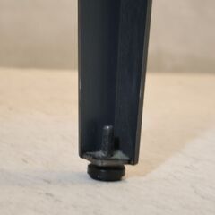 広島を拠点とする家具ブランド DICHOTOMIC(ディコトミック)の無垢古材を使用したテーパーレッグテーブルです。インダストリアルな風合いのダイニングテーブルはブルックリンスタイなどにも♪の画像