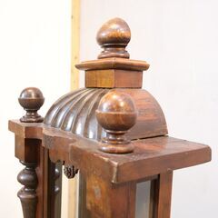 アンティーク調の時計キャビネットです。クラシカルな雰囲気と使い込まれた風合いが魅力のケースはヴィンテージスタイルなお部屋のアクセントや店舗什器としてもオススメです♪の画像