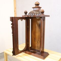 アンティーク調の時計キャビネットです。クラシカルな雰囲気と使い込まれた風合いが魅力のケースはヴィンテージスタイルなお部屋のアクセントや店舗什器としてもオススメです♪の画像
